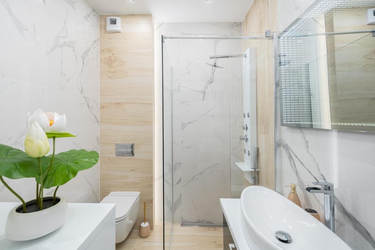 New Apartment, Private Patio คราคูฟ ภายนอก รูปภาพ